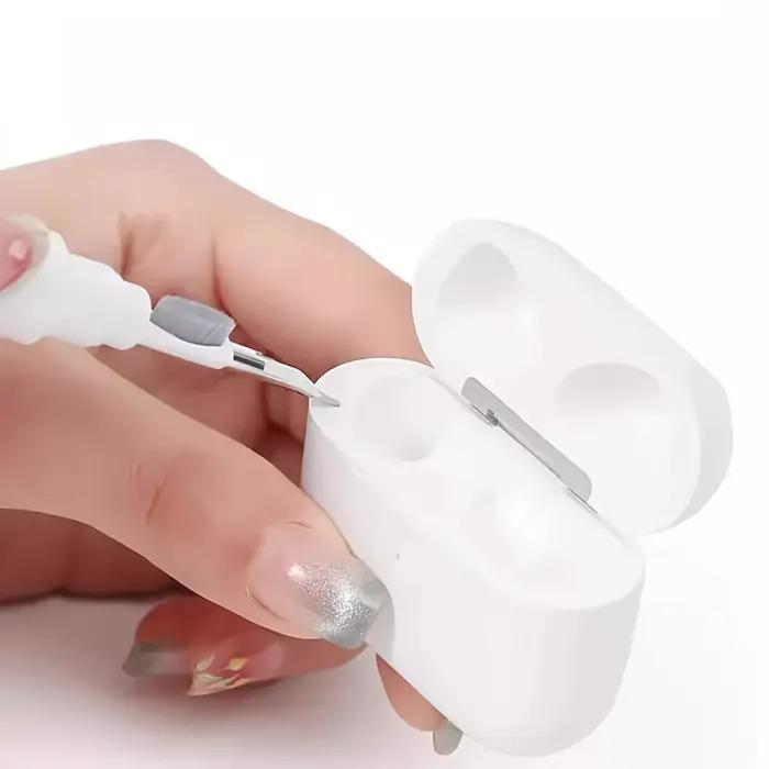 Brosse de nettoyage pour écouteurs blanche. Élimine la poussière